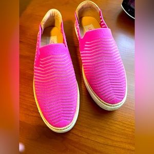 Perfect summer shoes by Uggs